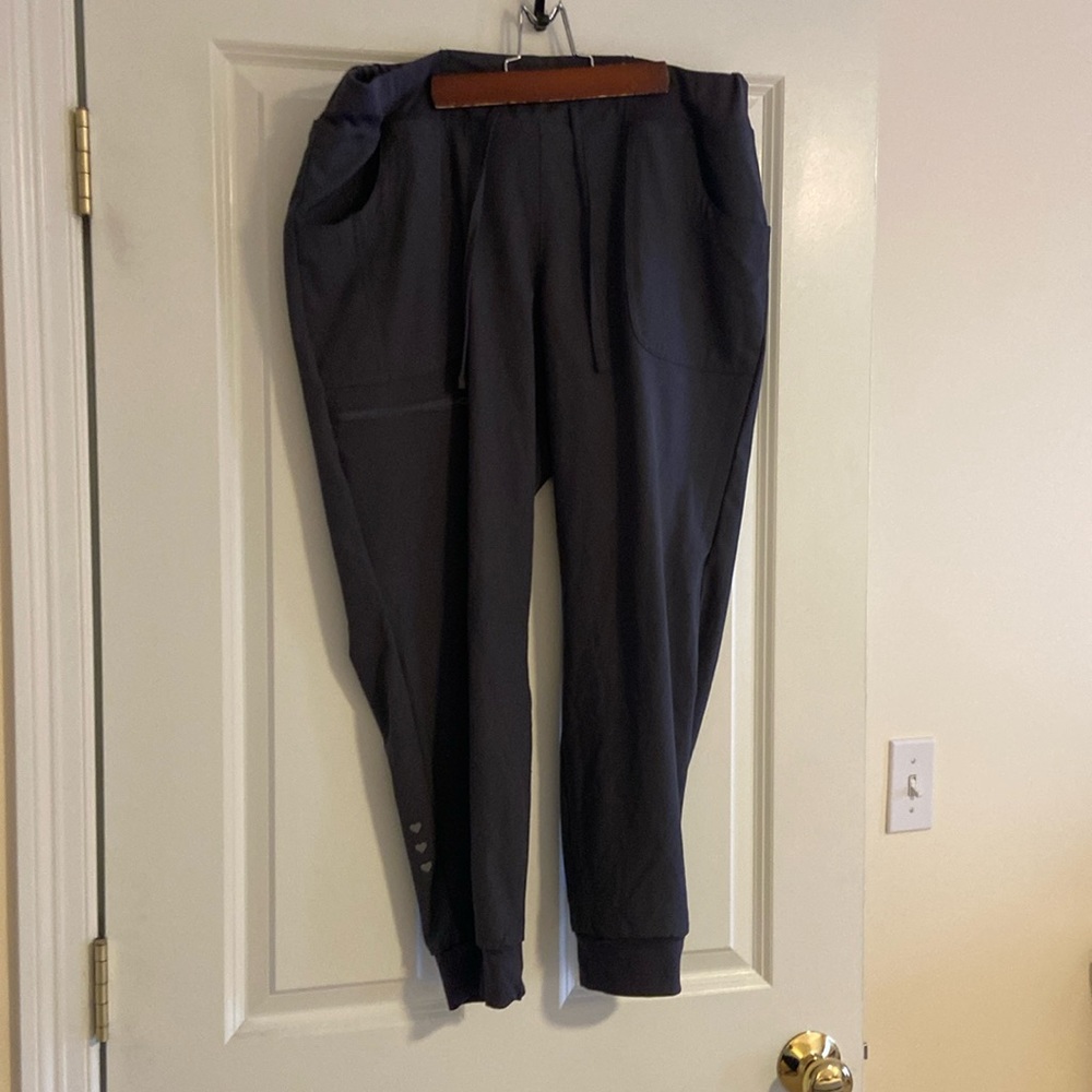 EUC heartsoul size large petitie pewter jogger womens scrubs